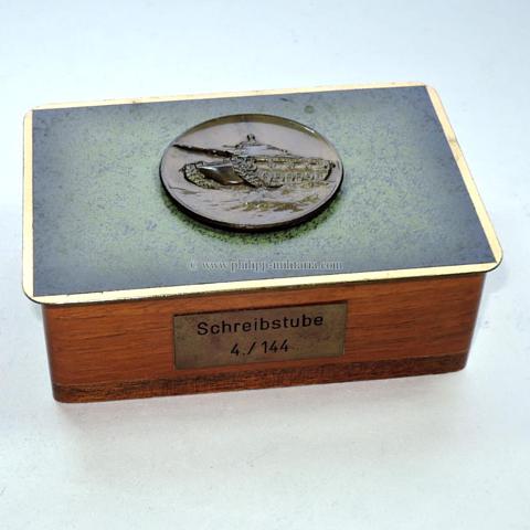 DDR, Nationale Volksarmee - Holz- bzw. Zigarettenkiste mit Klappdeckel und aufgeschraubter Medaille eines Panzers der NVA