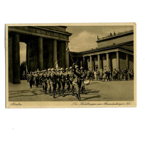 Wachtruppen am Brandenburger Tor in Berlin