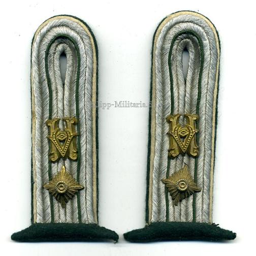 Ein Paar Schulterstücke für einen Oberzahlmeister der Heeresverwaltung (HV) im Range eines Oberleutnants der Wehrmacht