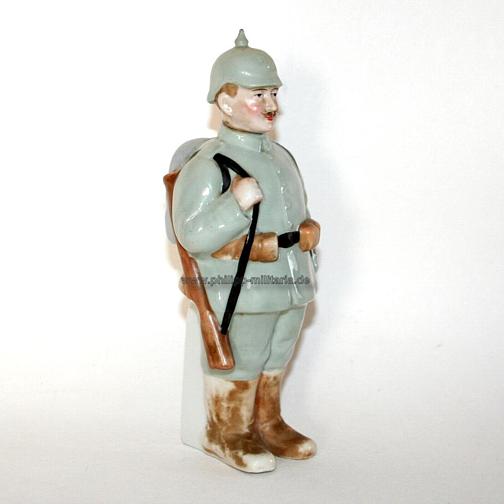 Porzellan Figur Deutscher Soldat mit Pickelhaube 1. Weltkrieg als Porzellan Trinkflasche