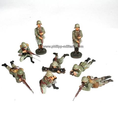 Elastolin / Lot mit 8 Soldaten - alte Massefiguren 