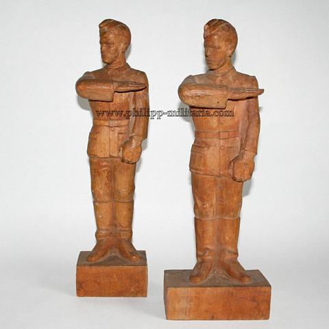 Waffen SS - 2 Holzfiguren als Bucherstützen
