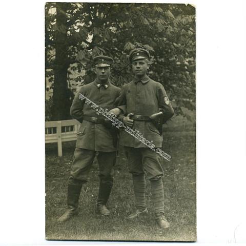 Freikorps - Gruppenfoto mit Abzeichen von Angehörigen der 'II.Marine-Brigade Wilhelshaven' (Ehrhard) und der Garde-Kavallerie-Schützen-Division.