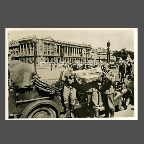 Deutsche Fahrzeugbesatzung in Paris 1940 - offizielles Pressefoto