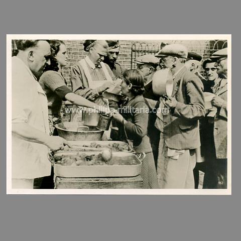 Besetztes Frankreich - bedürftigte Franzosen werden von Deutschen NSV.-Schwestern mit Lebensmitteln versorgt 1940 - offizielles Pressefoto