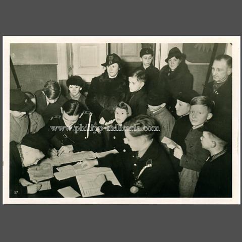 Freiwillige melden sich zum Eintritt in die Hitlerjugend / HJ und in das Deutsche Jungvolk / DJ - März 1940 - offizielles Pressefoto