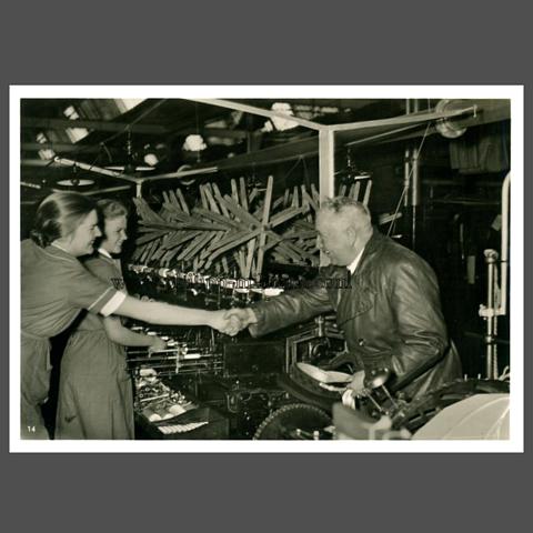 Reichsorganisationsleiter Dr.Ley besucht Arbeiterrinnen einer Weberrei, Januar 1940 - offizielles Pressefoto