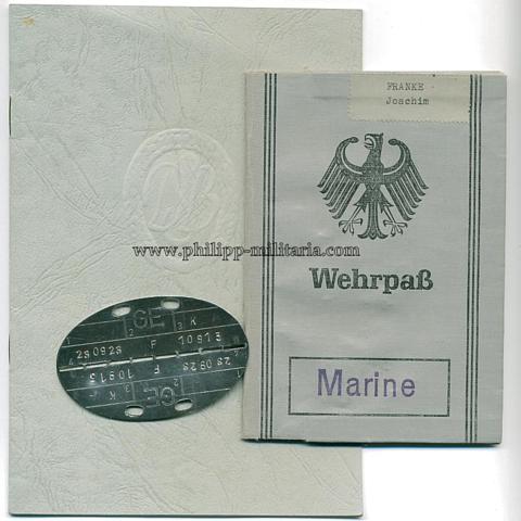 Bundeswehr - Wehrpaß mit Erkennungsmarke und Urkundenheft 'Deutsches Sportabzeichen' an einen Kapitän z.See der Marineflieger