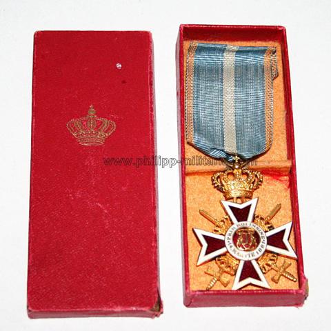 Rumänien Orden der Krone von Rumänien 2. Modell (1932-1944), Offizierskreuz mit Krone und Schwertern im Verleihungsetui