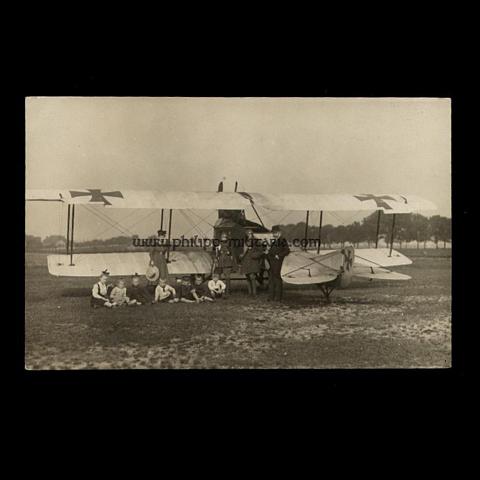 Kaiserliche Fliegerei - Kampfpilot mit Familie an seinem Flugzeug