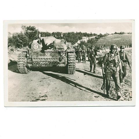 Fotopostkarte - Sturmgeschütze und Infanterie durchkämmen das hügelige Gelände