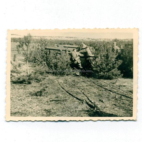 Deutsche Artillerie - schweres Feldgeschütz in Feuerstellung - privates Foto