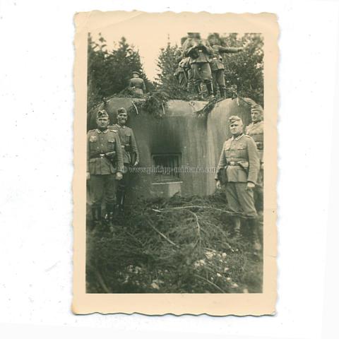 Deutsche Soldaten vor gesprengtem und eroberten Bunker 1939 in Polen