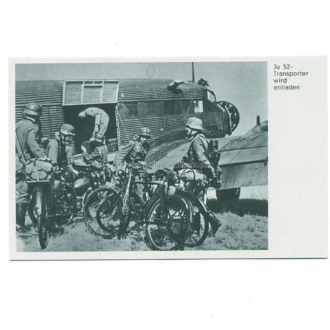 Ju 52 Transporter wird entladen - Postkarte
