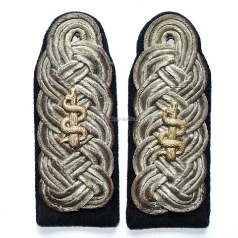 Ein Paar Schulterstücke für einen Korvettenkapitän Sanitätsdienst der Kriegsmarine