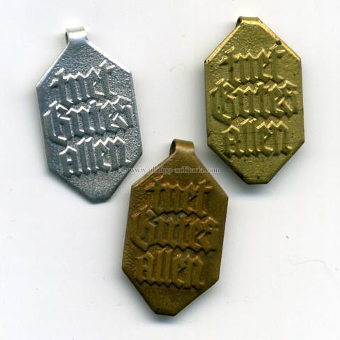 Caritas-Spendenabzeichen 'tuet Gutes allen' Mai 1934/35, 3 Stücke bronze-, silber-, goldfarben