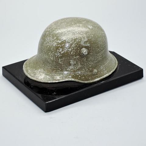 Stahlhelm 1. Weltkrieg auf Steinsockel als Schreibtisch Dekoration