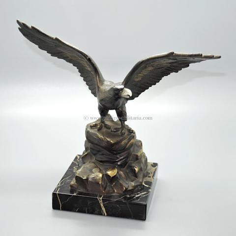 Alter großer Bronze Adler mit ausgebreiteten Schwingen auf Felsen als Schreibtischdekoration 1. Weltkrieg