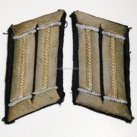 Ein Paar Kragenspiegel für Offiziere der Infanterie der Wehrmacht