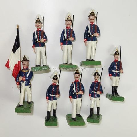 Lot mit 8 alten Massefiguren, preussische Garde Soldaten mit Pickelhaube und Pradebusch
