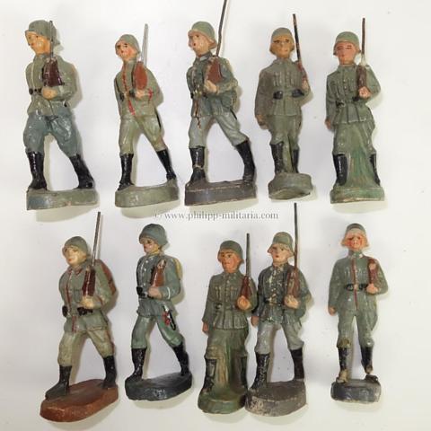 Lot mit 10 alten Massefiguren, maschierenden Soldaten der Wehrmacht
