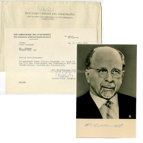 ULBRICHT, Walter Vorsitzende des Staatsrates der Deutschen Demokratischen Republik / DDR, eigenhändige Unterschrift auf Pressefoto