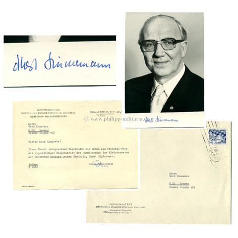 SINDERMANN, Horst, Vorsitzende des Staatsrates der Deutschen Demokratischen Republik / DDR, eigenhändige Unterschrift auf Pressefoto