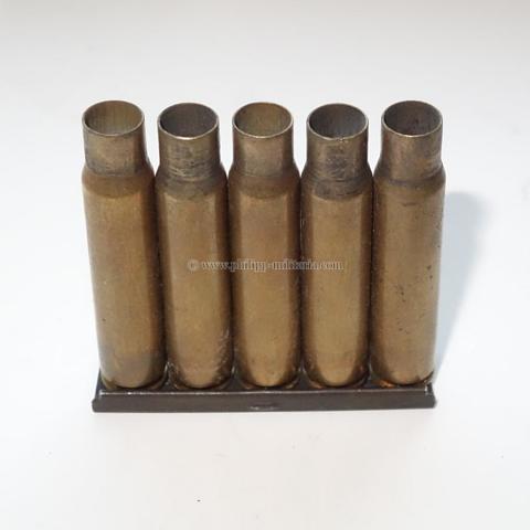5 Geschosshülsen auf Ladestreifen für das Gewehr K98 Kaliber‎: ‎8x57 mm