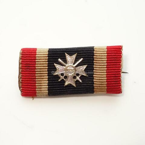 Bandspange mit Kriegsverdienstkreuz 1. Klasse 1939 mit Schwertern - Ausführung 1957