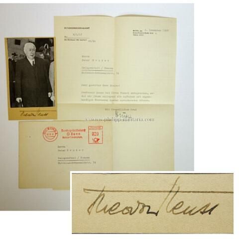 HEUSS, Theodor. 1. Bundespräsident der Bundesrepublik Deutschland (1884-1963), eigenhändige Unterschrift unter gerducktem Foto 1957