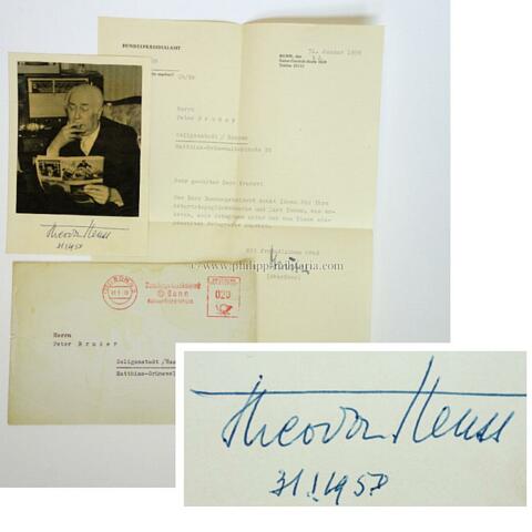 HEUSS, Theodor. 1. Bundespräsident der Bundesrepublik Deutschland (1884-1963), eigenhändige Unterschrift unter gerducktem Foto 1958