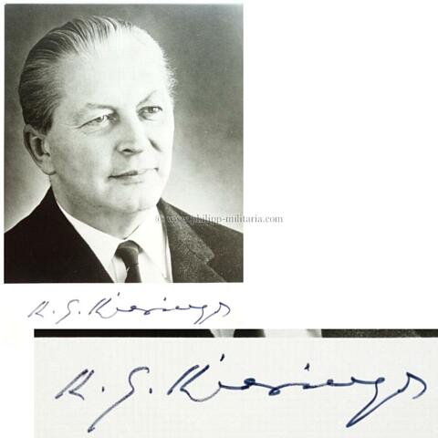 KIESINGER Kurt Georg, 3. Deutscher Bundeskanzler der Bundesrepublik Deutschland (1904-1988), eigenhändige Unterschrift auf Studio-Porträtphoto