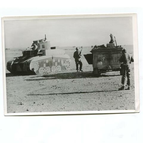 Afrikakorps 'Britische Panzeratrappen in der Wüste Nordafrikas' Pressefoto