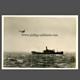 Deutsches Kampfflugzeug im Angriff auf ein englisches Frachtschiff 1940 - offizielles Pressefoto